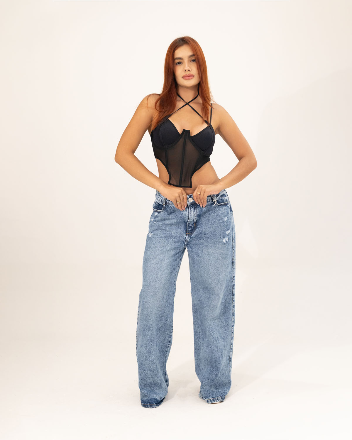 corset corto con transparencias y tirantes cruzados