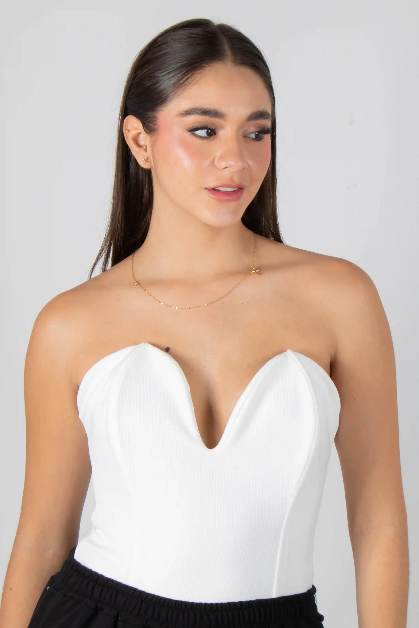 BODIE CON COPAS Y ESCOTE STRAPLESS