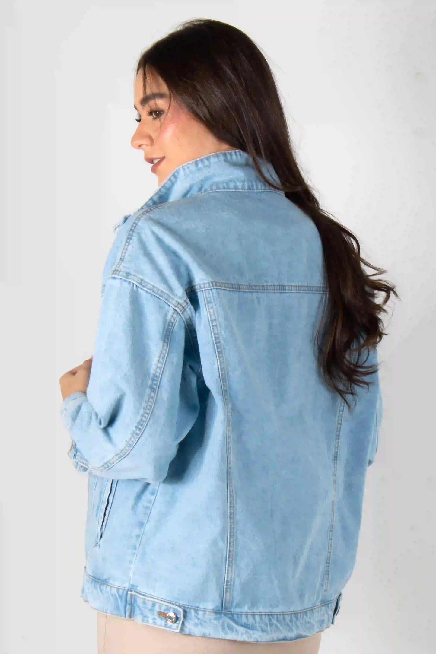 CHAQUETA EN DENIM TIPO CARGO CON AJUSTE EN BOTONES