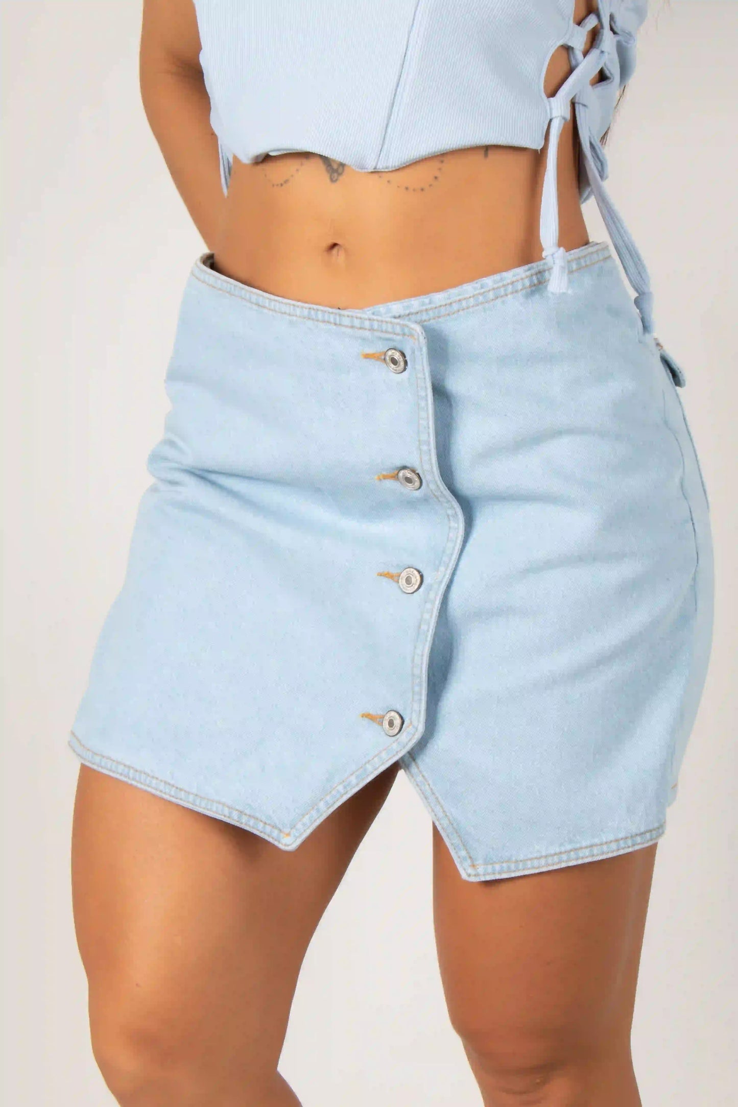 FALDA SHORT CON BOTONES DELANTEROS