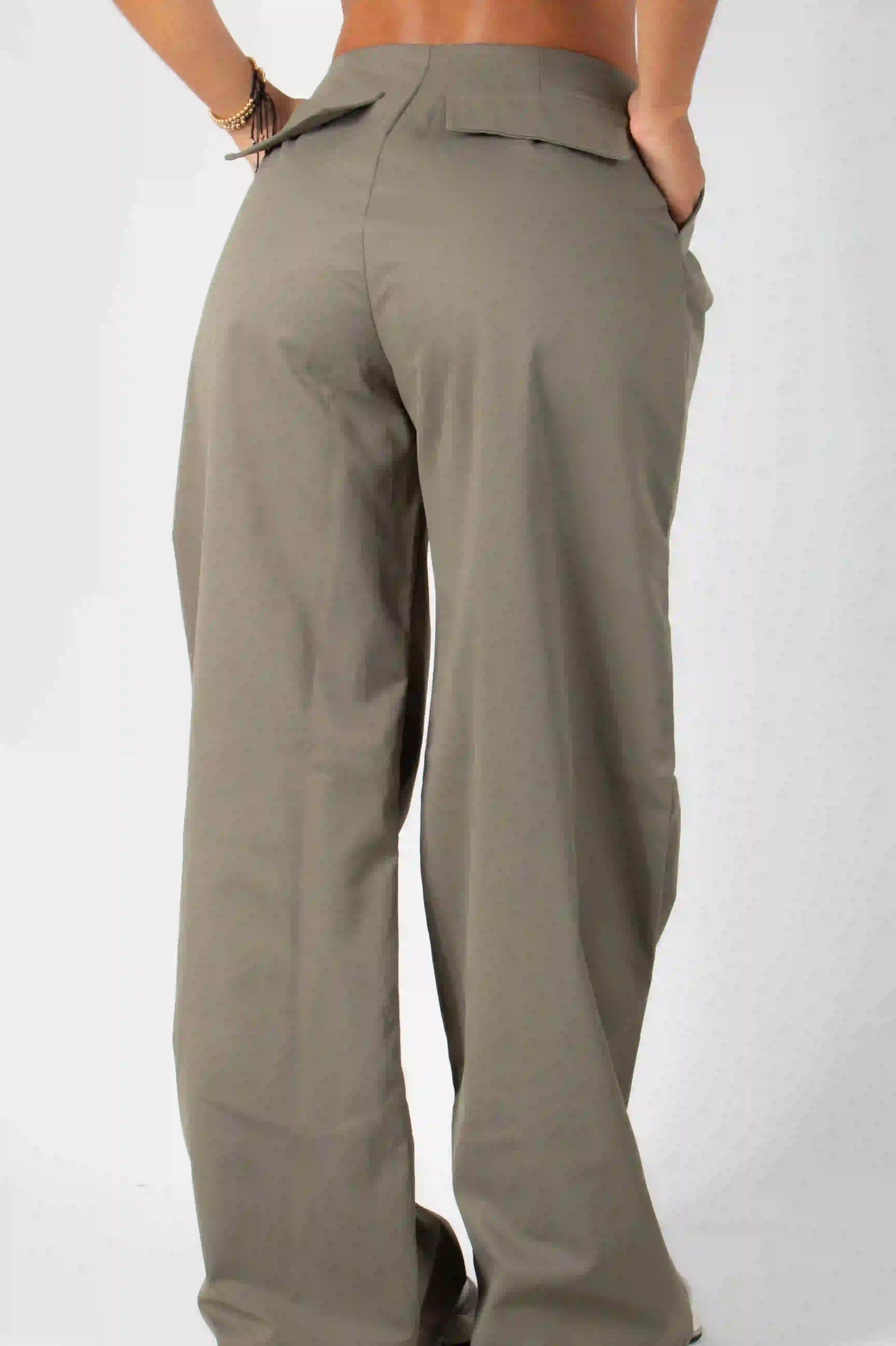 PANTALON CON AJUSTE Y HERRAJE