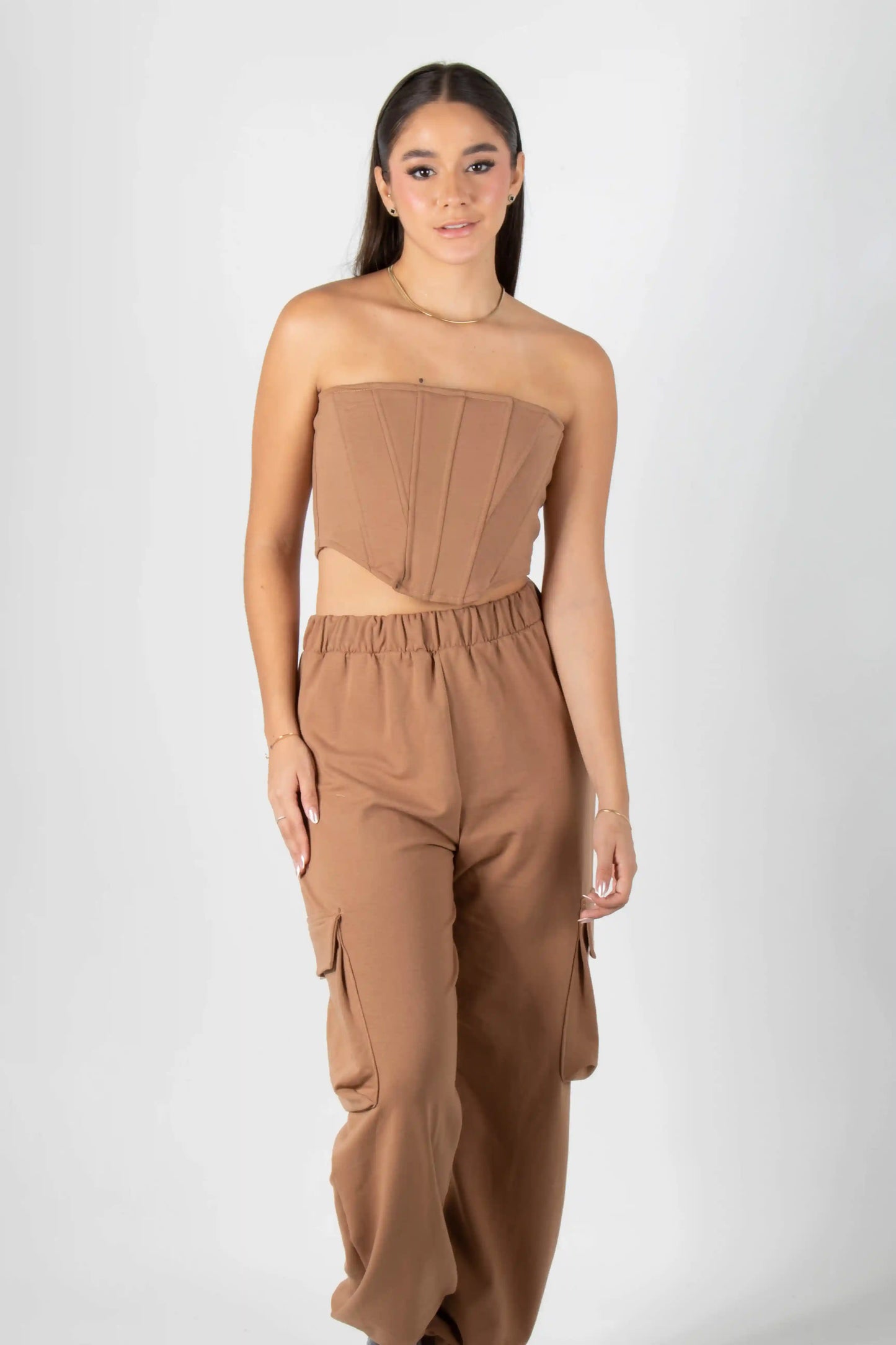 CONJUNTO DE BLUSA TIPO CORSET Y PANTALON TIPO CARGO CON ELONGACION EN CINTURA