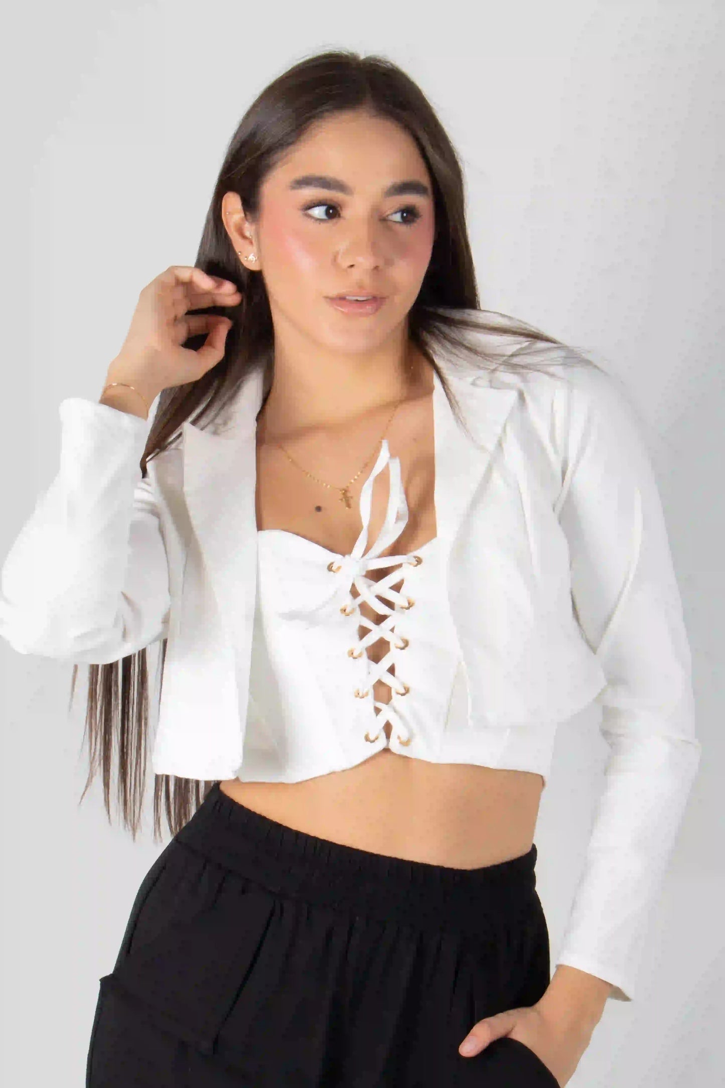 CONJUNTO DE CAMISERA MANGA LARGA CON CROPTOP CON AJUSTE DELANTERO