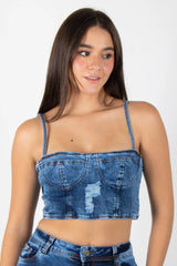 BLUSA EN DENIM TIPO CROP TOP CON COPAS Y ELONGACION POSTERIOR