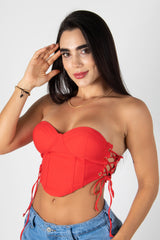 CROP TOP STRAPLESS TIPO CORSET CON COPAS Y AJUSTES LATERALES