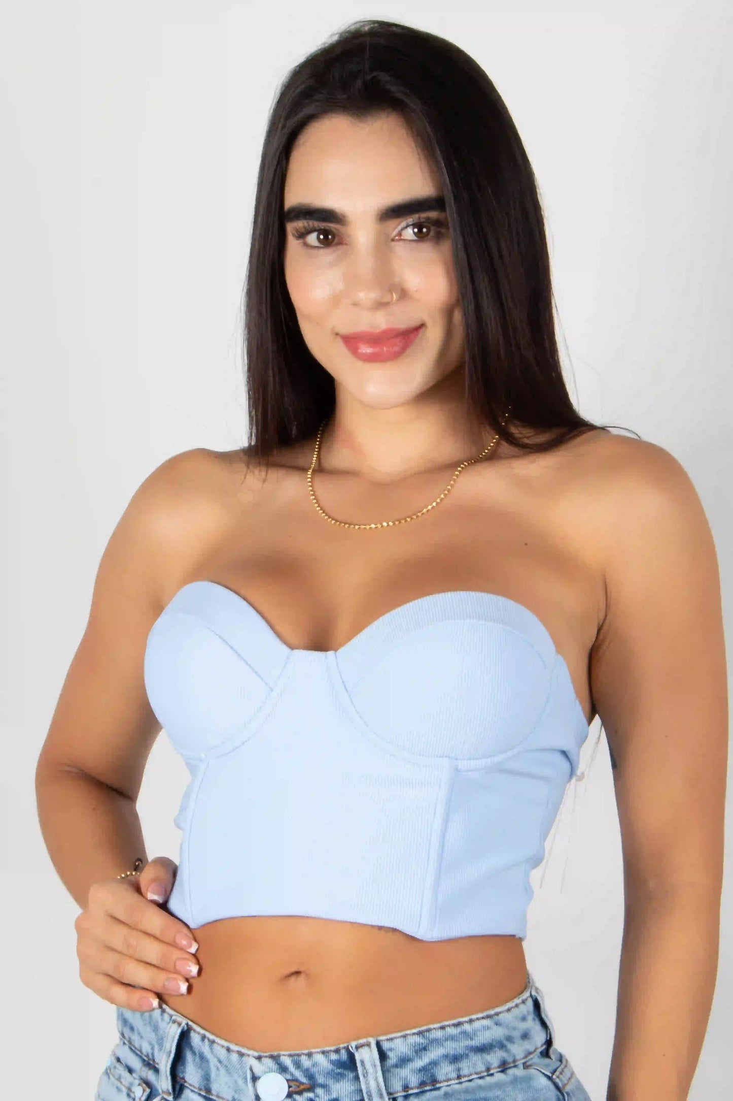 BLUSA TIPO CROP TOP CON COPAS Y AJUSTE POSTERIOR