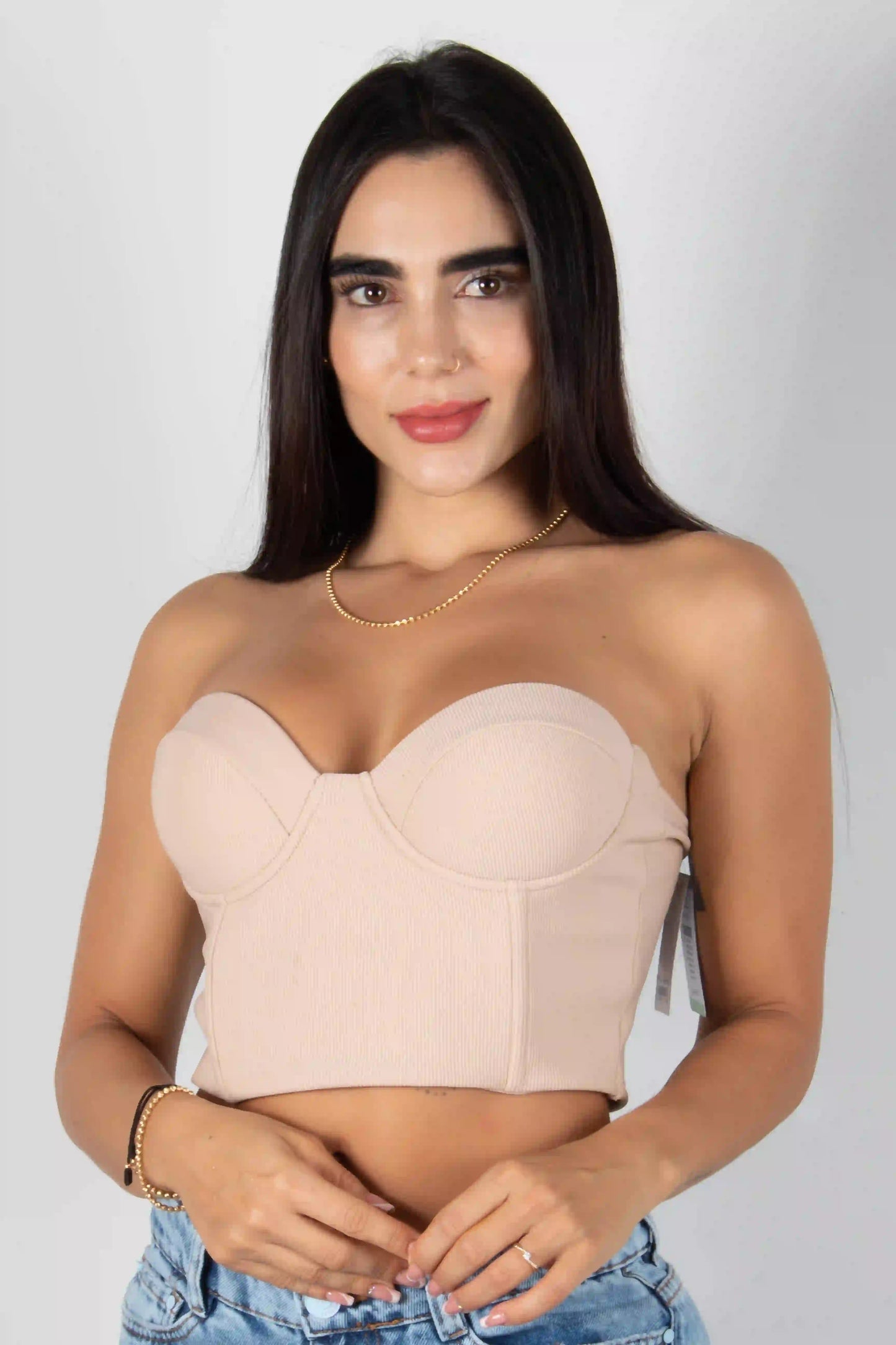 BLUSA TIPO CROP TOP CON COPAS Y AJUSTE POSTERIOR