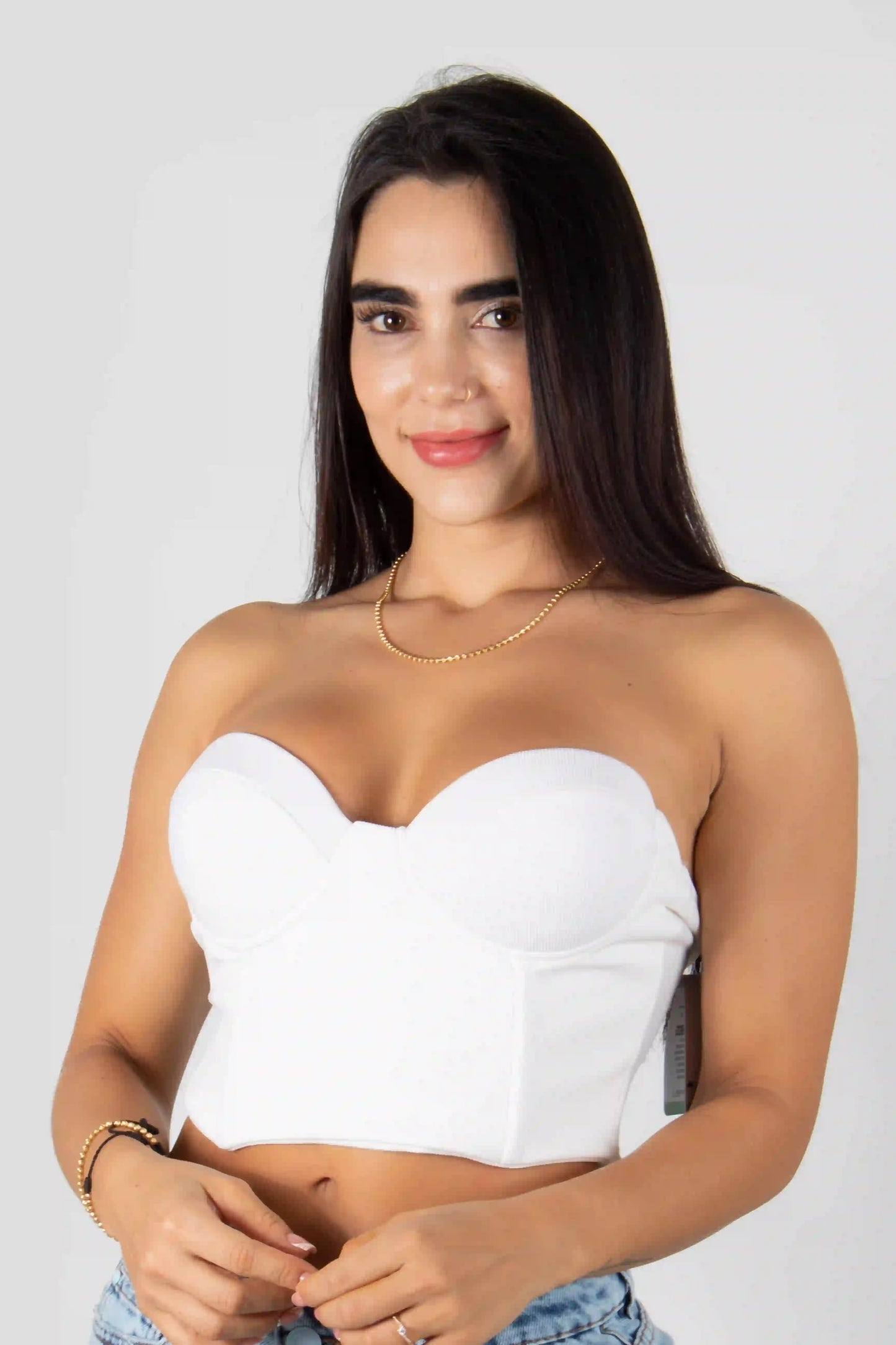 BLUSA TIPO CROP TOP CON COPAS Y AJUSTE POSTERIOR