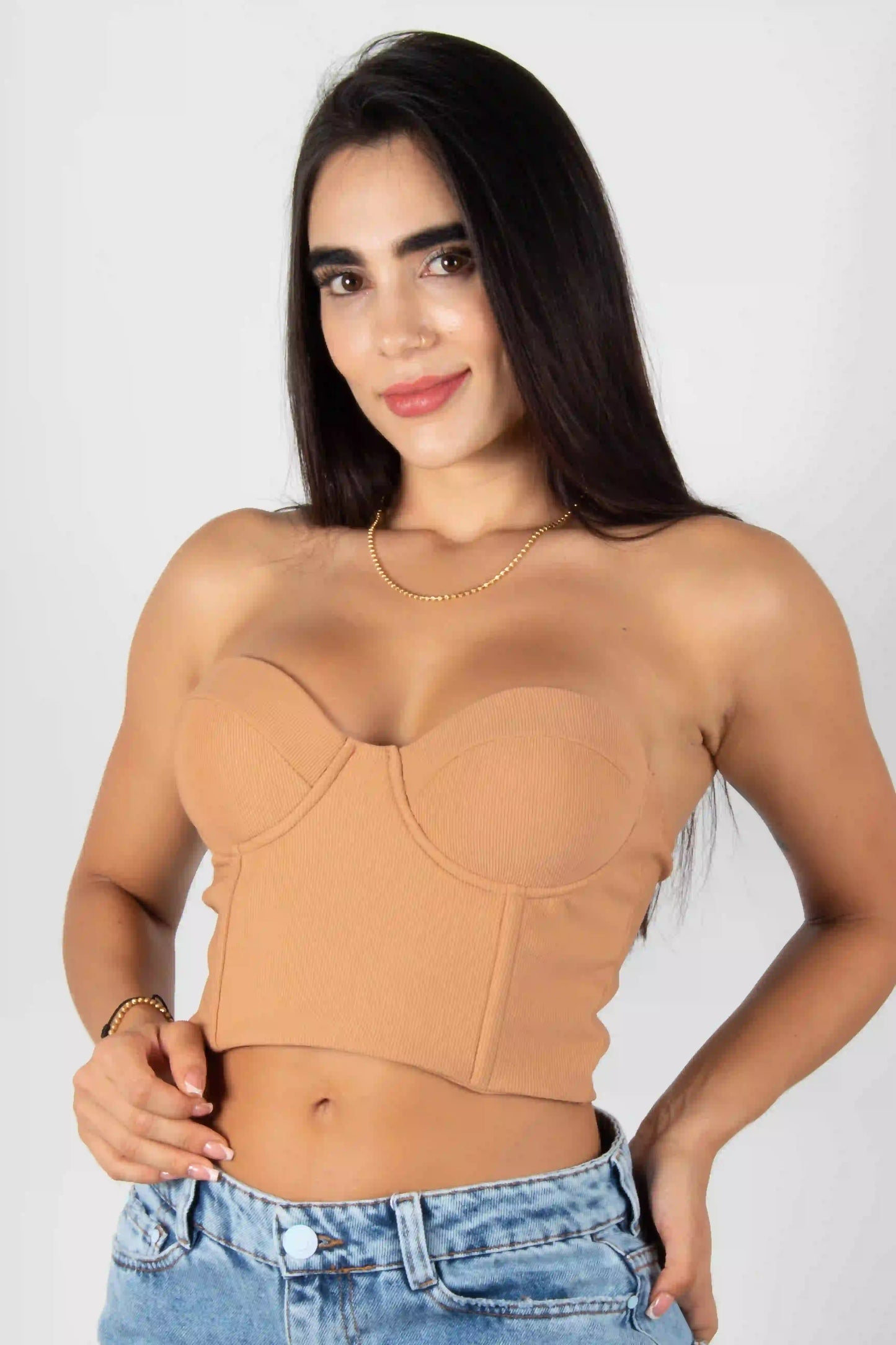 BLUSA TIPO CROP TOP CON COPAS Y AJUSTE POSTERIOR