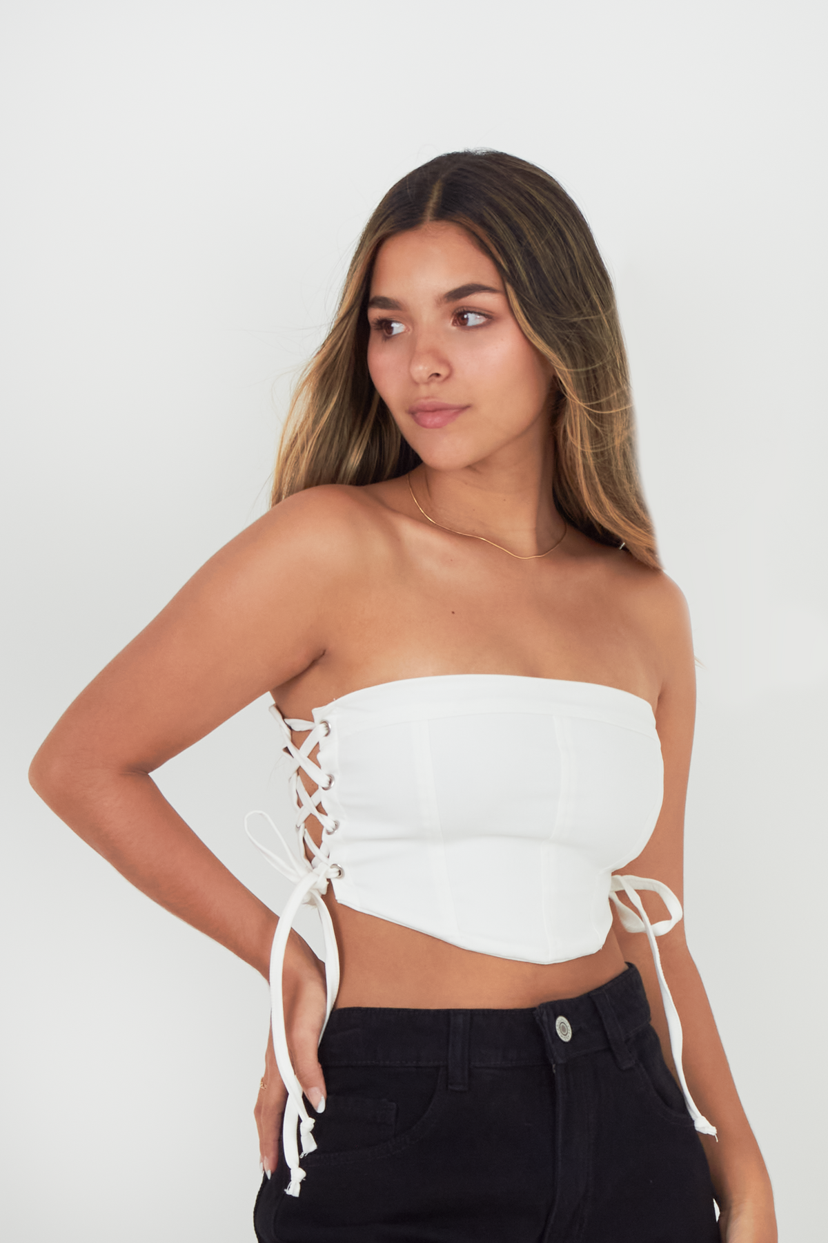Crop top strapless con ajustes laterales