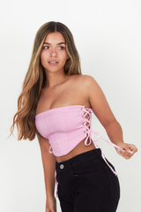 Crop top strapless con ajustes laterales