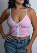 Mujer luciendo el Crop Top Alondra acanalado con tirantes delgados, escote en V y detalles de sesgo a tono contraste.