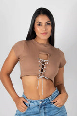 BLUSA TIPO CROP TOP CON AJUSTE Y ESCOTE