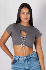 BLUSA TIPO CROP TOP CON AJUSTE Y ESCOTE