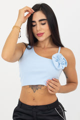 crop top con flor decorativa