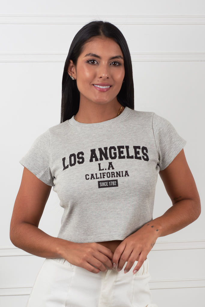 Camiseta tipo crop top con estampado