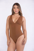Mujer posando con el Body Elysia de tirantes anchos, escote en V profundo y tejido elástico moldeador.