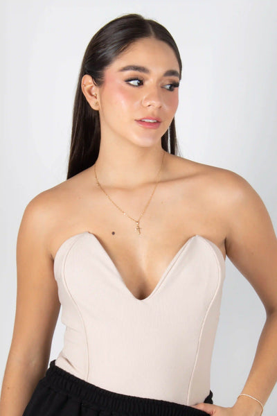 BODIE CON COPAS Y ESCOTE STRAPLESS
