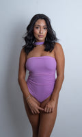 Mujer luciendo el Body Maristela strapless con capa de malla fruncida y detalle de gargantilla al cuello.