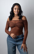 Body Mara para mujer con escote hombros destapados off-shoulder, nudo en el pecho y mangas largas de malla.