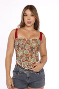 Corset Dominique, una pieza femenina y sofisticada que combina un estampado floral vintage con una silueta corsé que realza visualmente la figura. Su diseño incorpora escote corazón, detalles de encaje, tirantes versátiles y espalda ajustable con cordones, creando un look romántico y llamativo. Perfecto para combinar con jeans, shorts o faldas y llevar del día a la noche.
