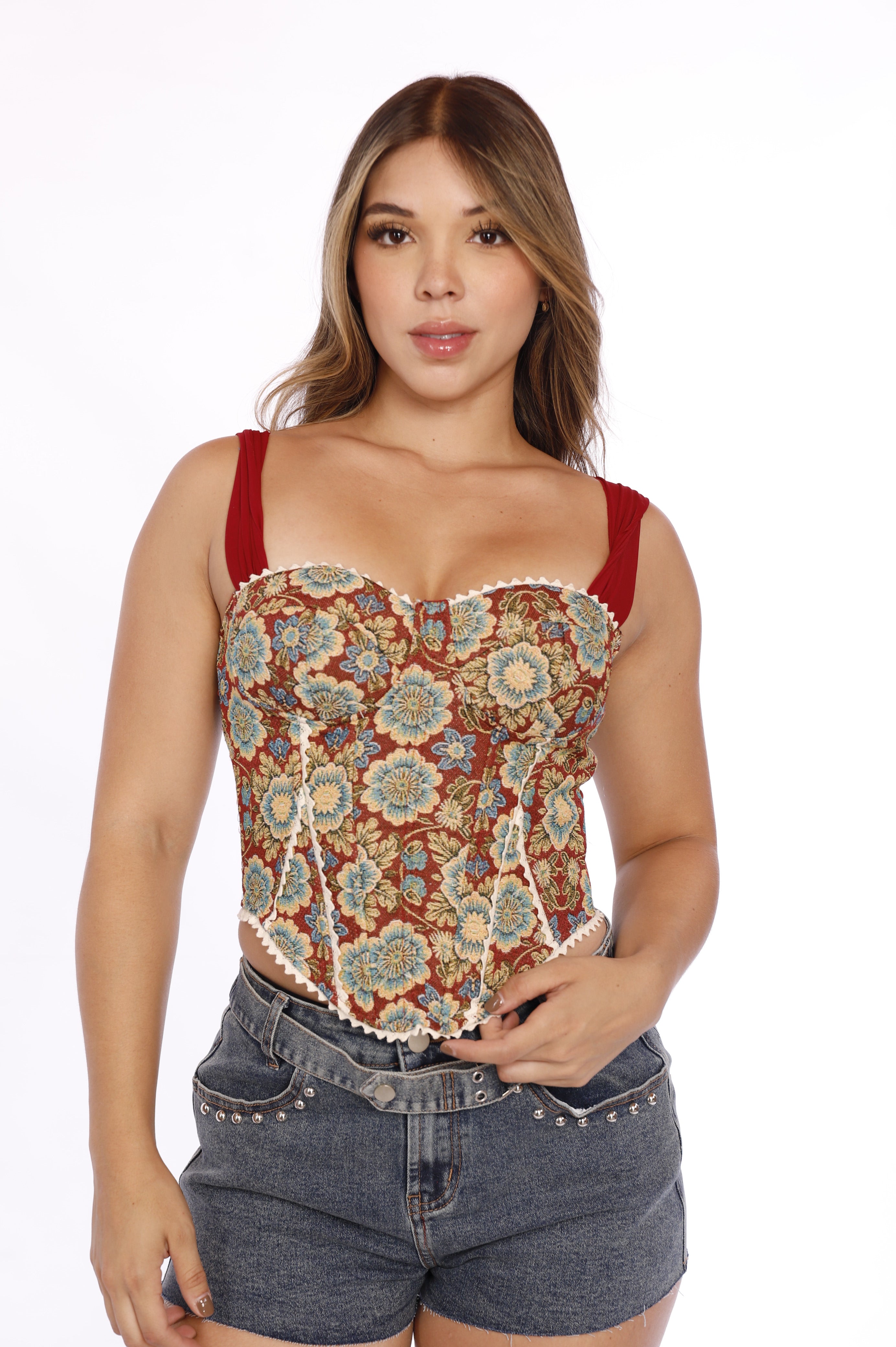 Corset Dominique, una pieza femenina y sofisticada que combina un estampado floral vintage con una silueta corsé que realza visualmente la figura. Su diseño incorpora escote corazón, detalles de encaje, tirantes versátiles y espalda ajustable con cordones, creando un look romántico y llamativo. Perfecto para combinar con jeans, shorts o faldas y llevar del día a la noche.