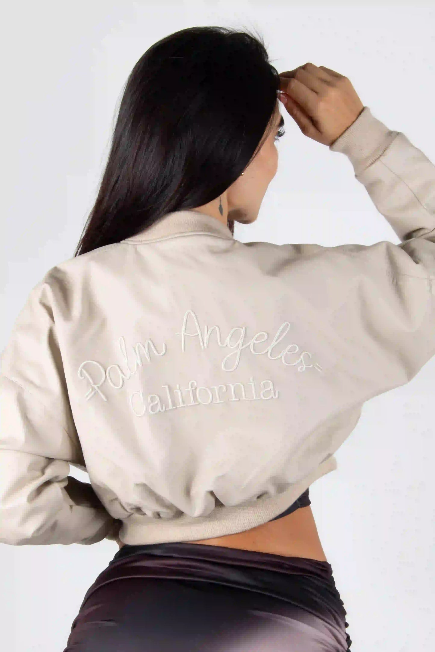 CHAQUETA TIPO CUERO CON BORDADO POSTERIOR