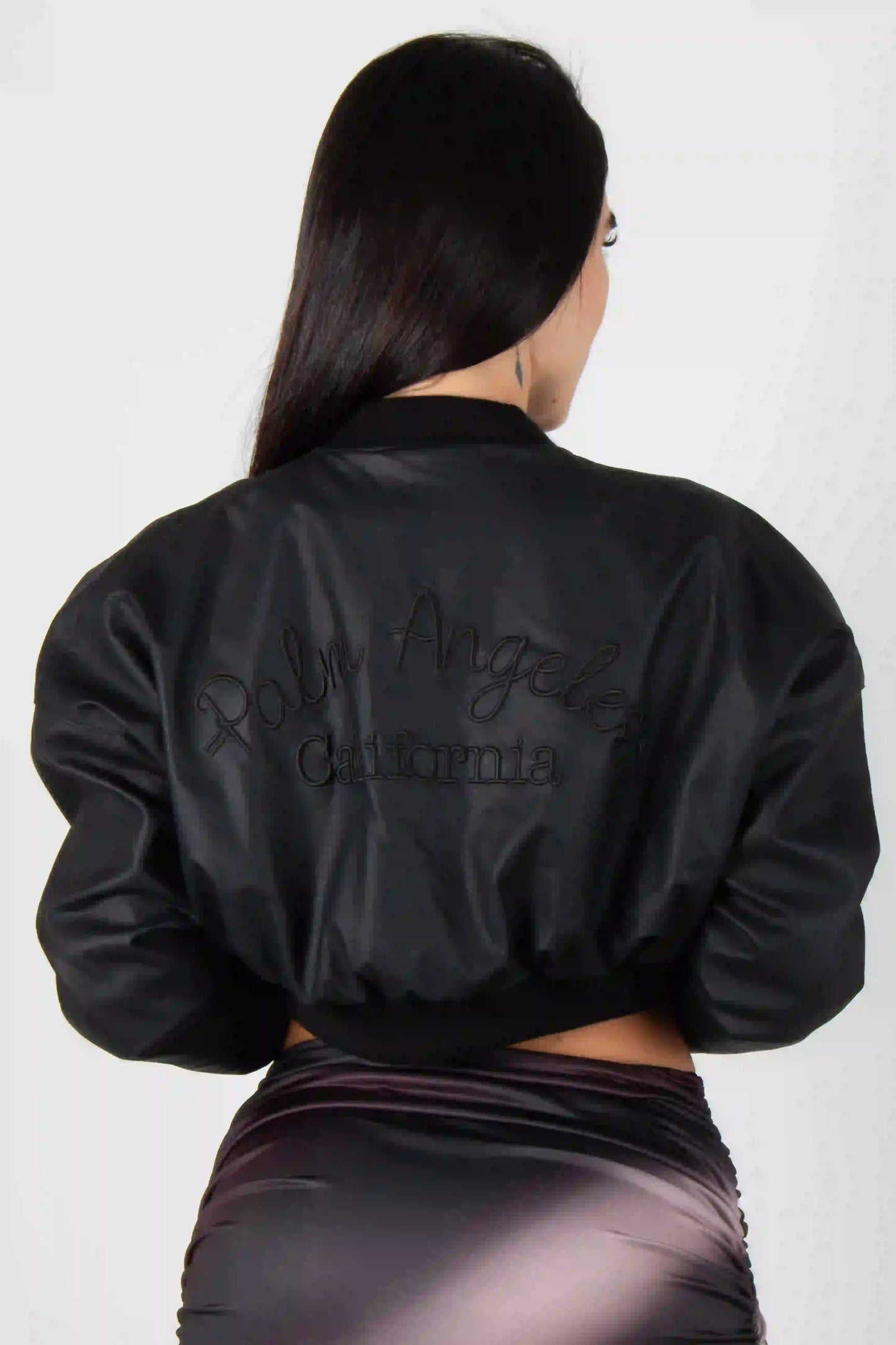 CHAQUETA TIPO CUERO CON BORDADO POSTERIOR