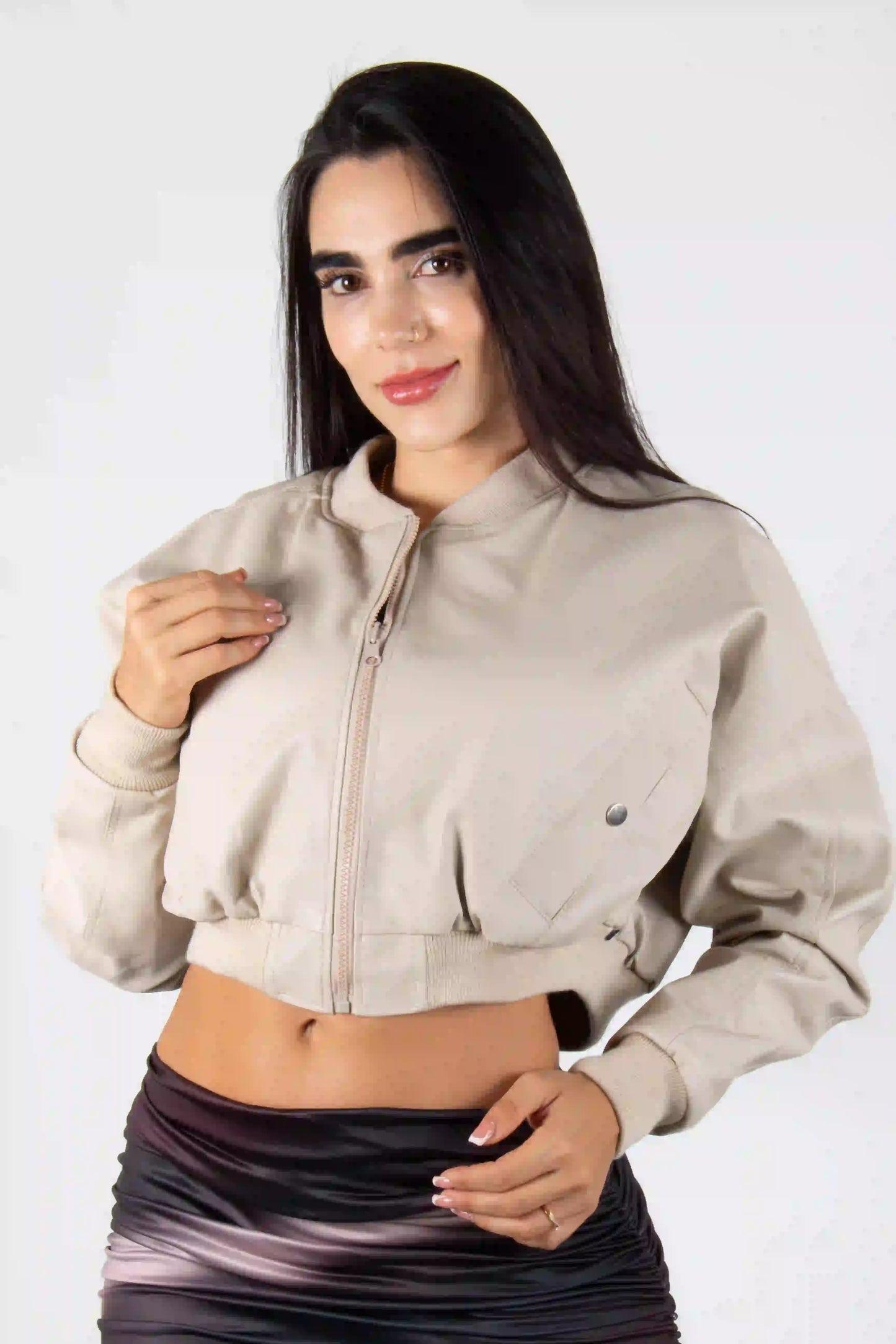 CHAQUETA TIPO CUERO CON BORDADO POSTERIOR