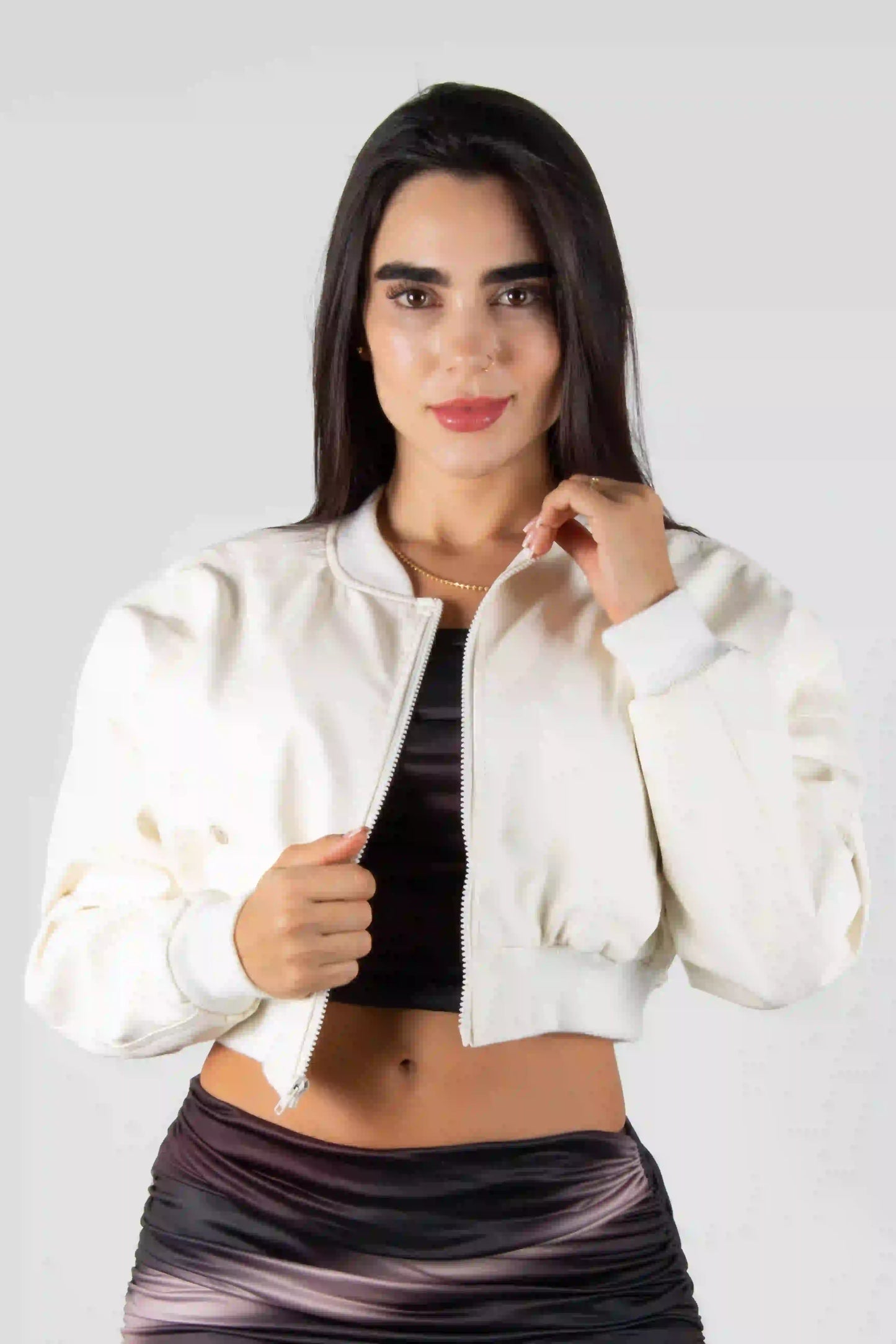 CHAQUETA TIPO CUERO CON BORDADO POSTERIOR