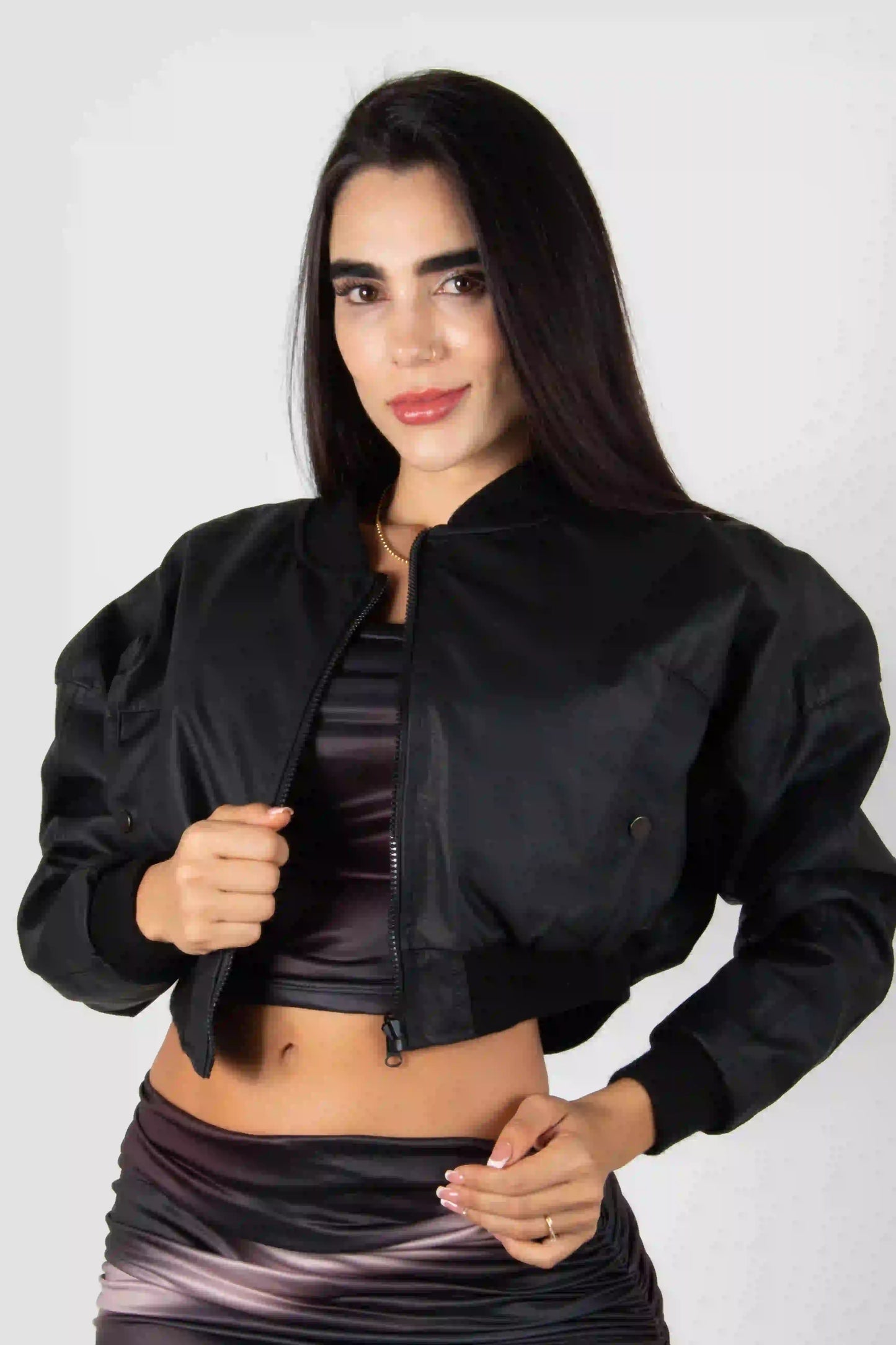 CHAQUETA TIPO CUERO CON BORDADO POSTERIOR
