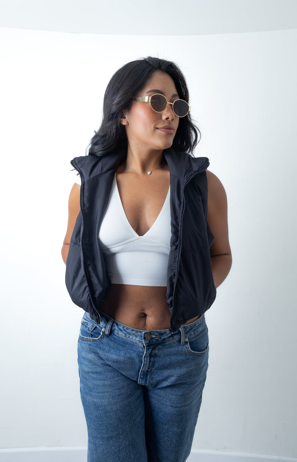 Chaqueta Naomi acolchada café para mujer, sin mangas, con cuello alto y cierre frontal*