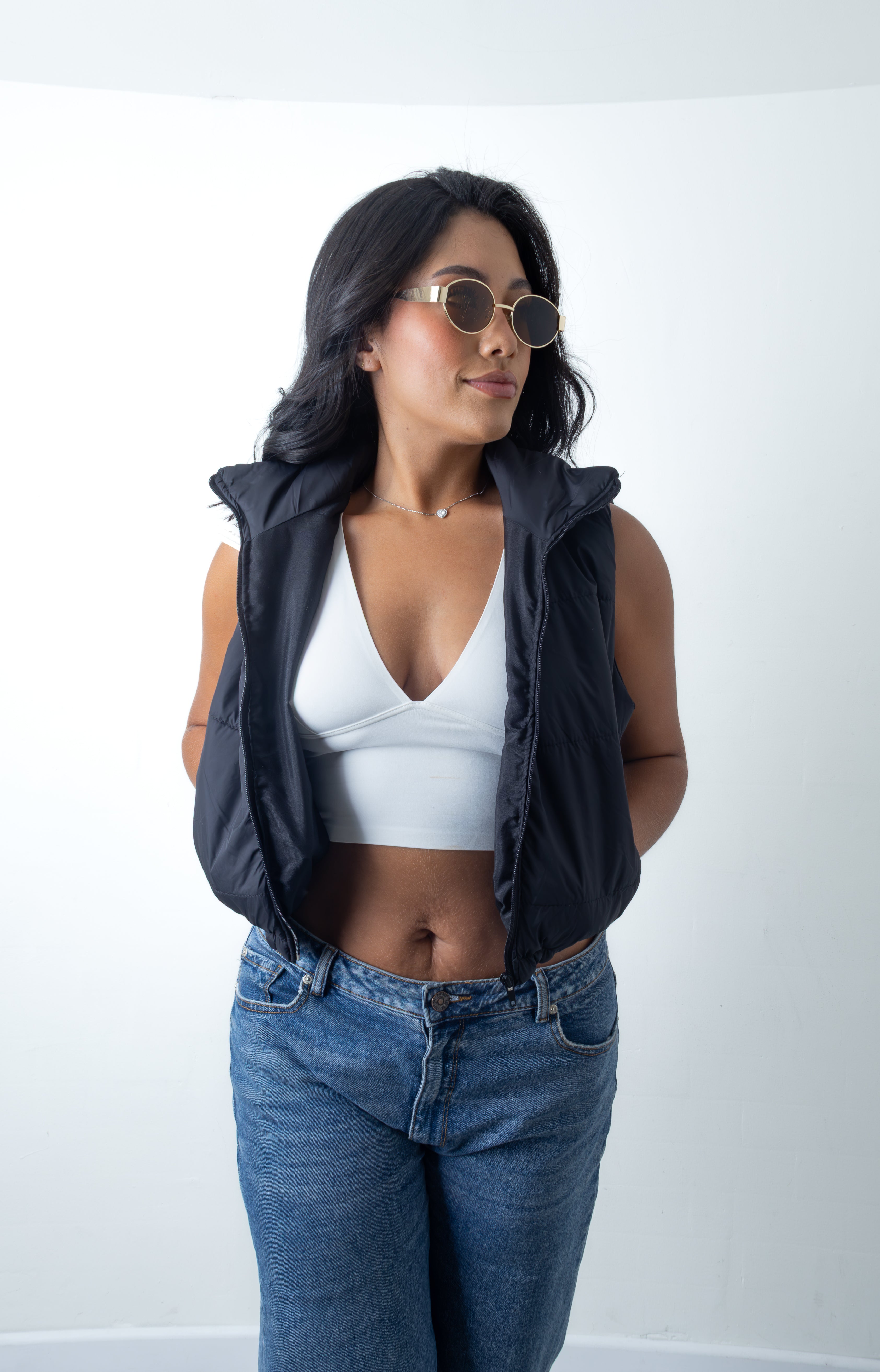 Chaqueta Naomi acolchada café para mujer, sin mangas, con cuello alto y cierre frontal*
