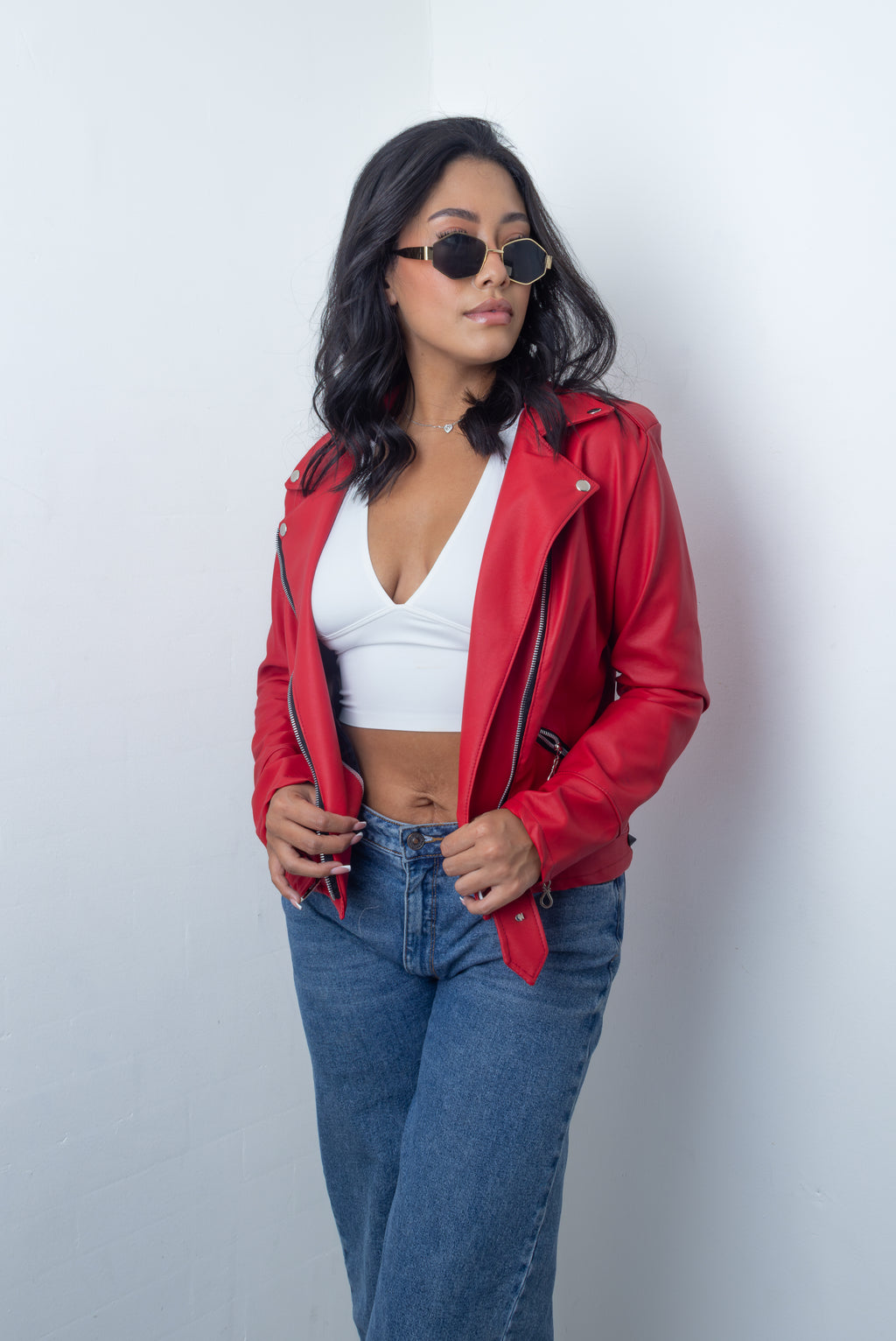 Chaqueta Odessa rosa efecto cuero para mujer con cierre frontal, bolsillos y detalles de cremalleras