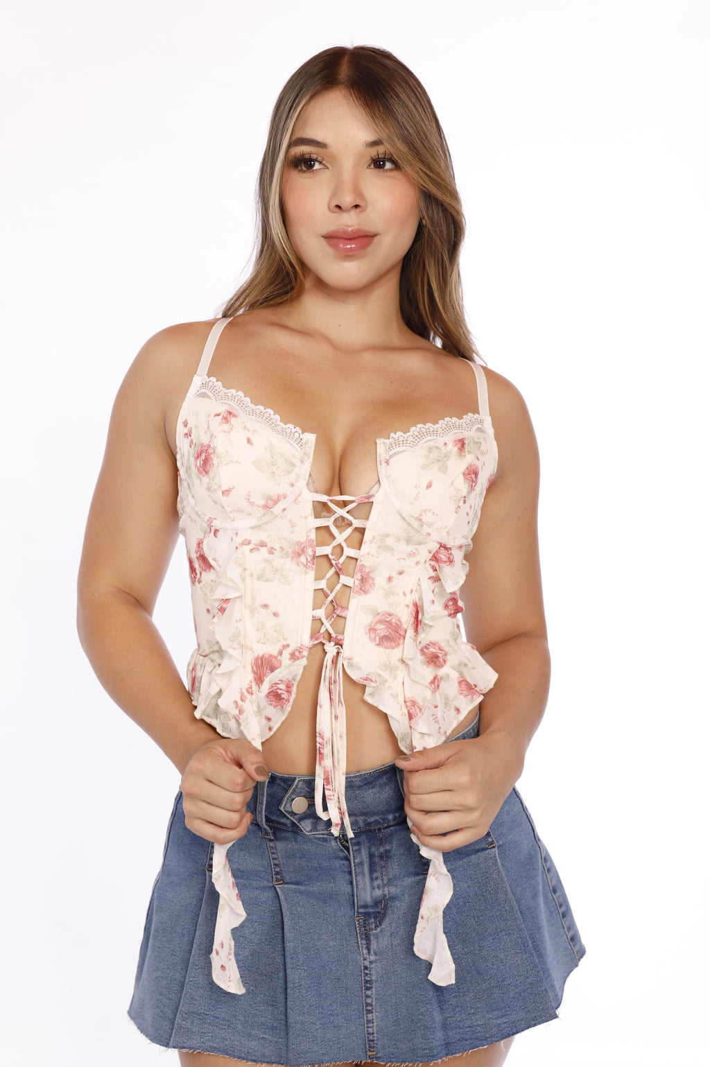 El Corset Emmeline combina una estética romántica y femenina con un diseño inspirado en la corsetería clásica. Su delicado estampado floral sobre fondo marfil, escote con encaje, cordones frontales ajustables y detalles de volantes crean una silueta llamativa y sofisticada. Una pieza versátil para elevar looks con jeans, shorts o faldas de tiro alto.