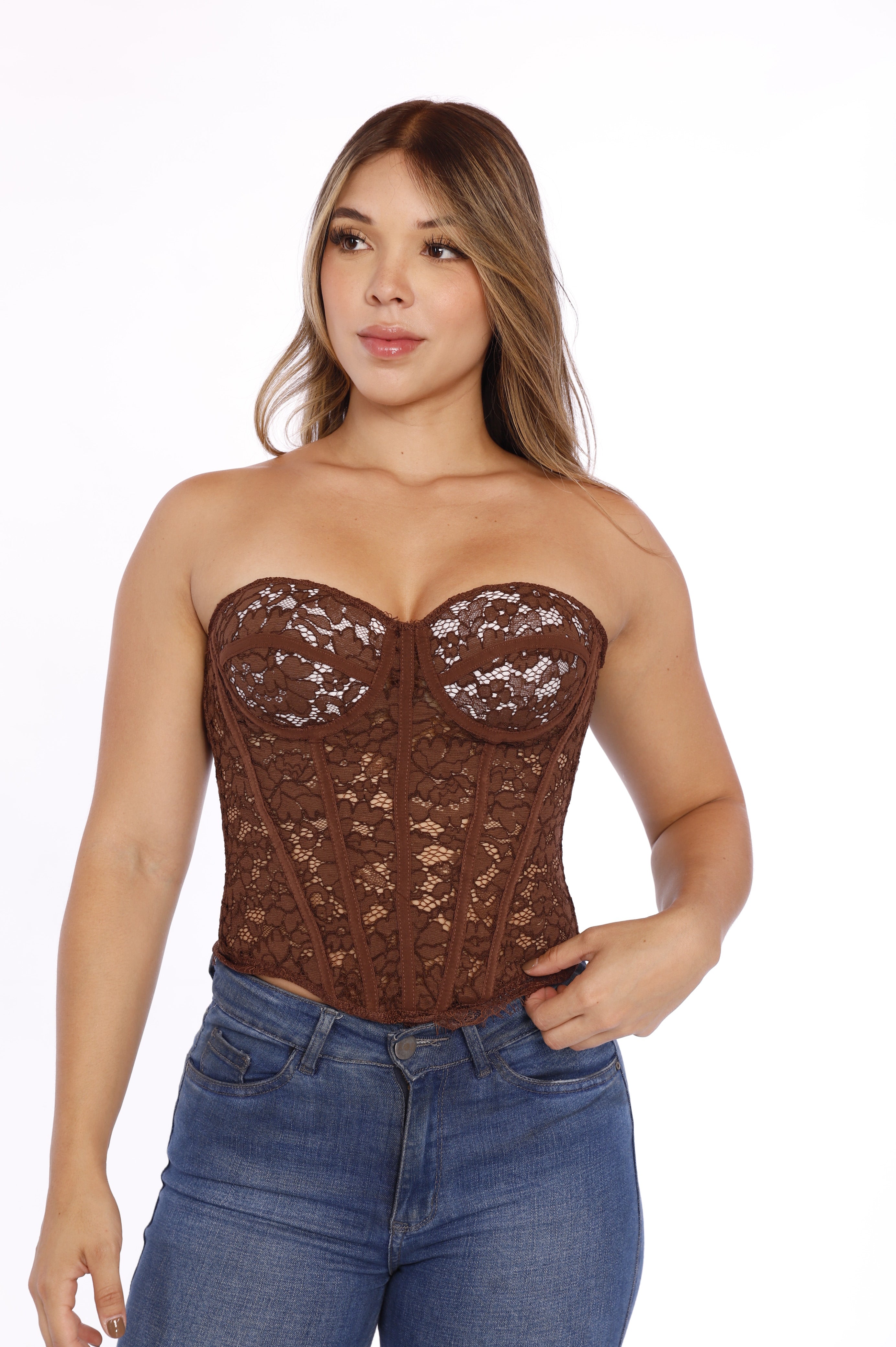 Corset Cressida en encaje floral color café, con escote corazón, copas estructuradas y paneles tipo corsetería que definen la silueta. Un diseño femenino y versátil para combinar con jeans, shorts o faldas.