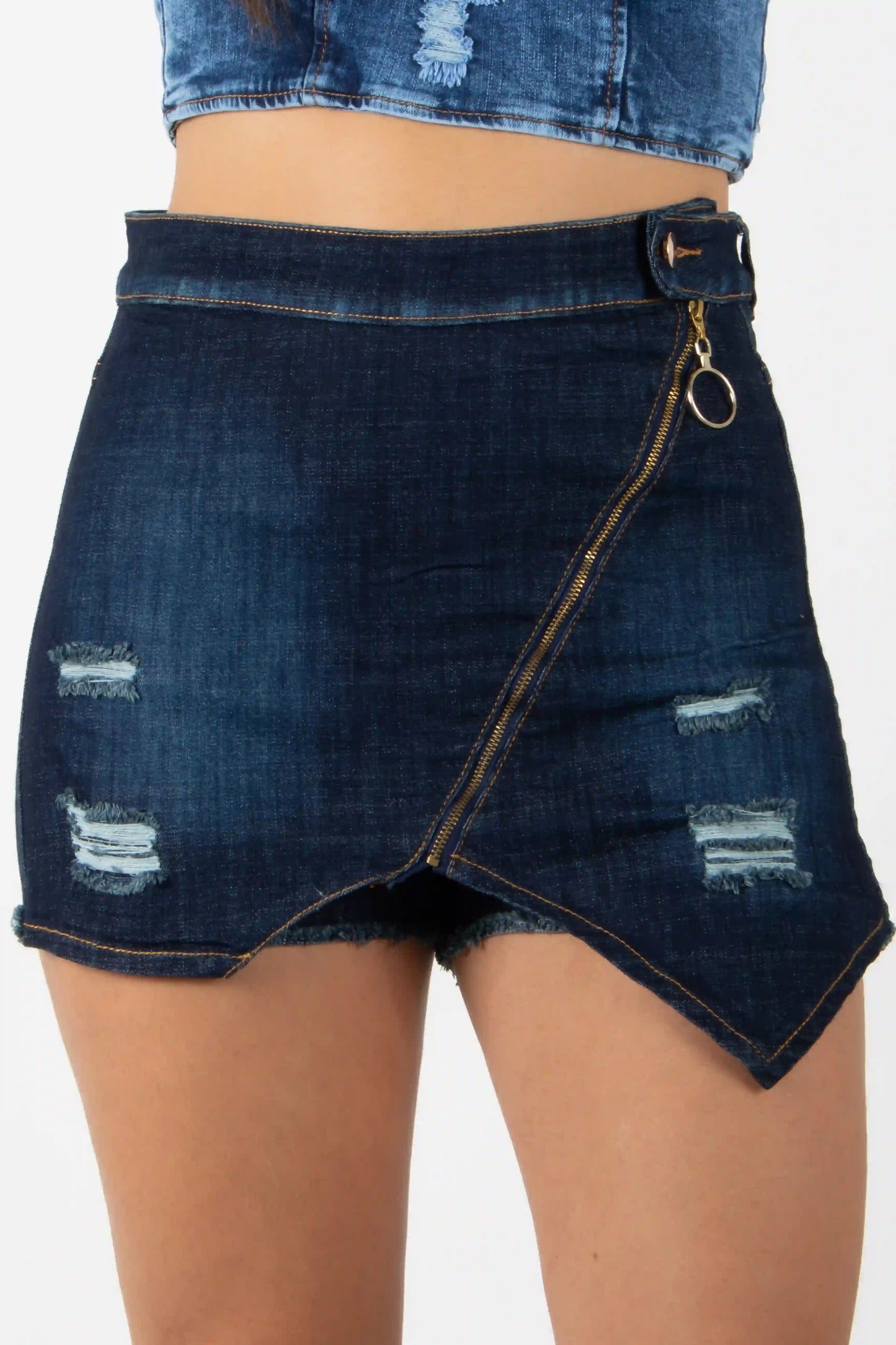 FALDA SHORT EN DENIM CON CREMALLERA DELANTERA Y DESGASTES