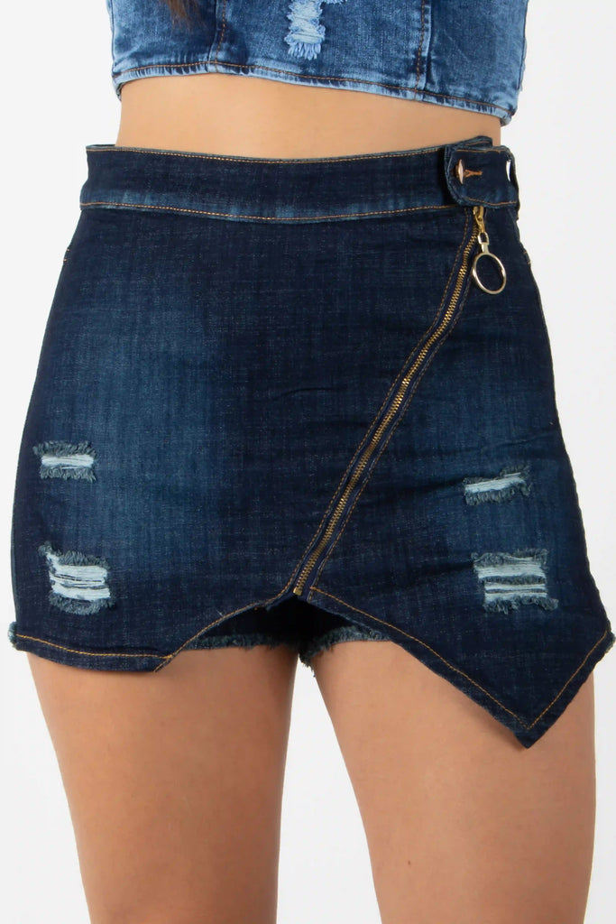 FALDA SHORT EN DENIM CON CREMALLERA DELANTERA Y DESGASTES