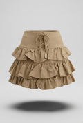 Falda Petra corta para mujer con volantes escalonados y pretina alta tipo corset con cordones ajustables cruzados.