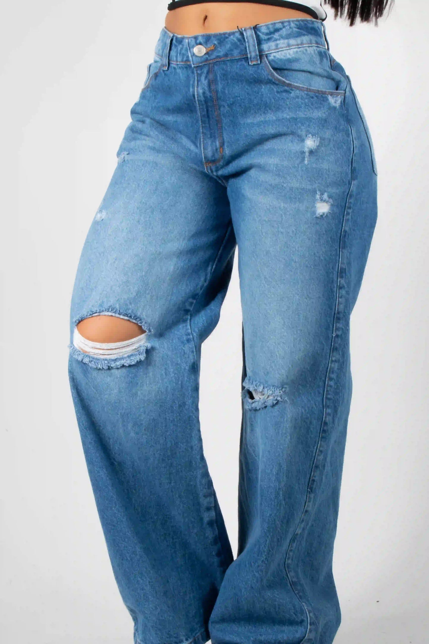 JEAN EN DENIM CON DESGASTES