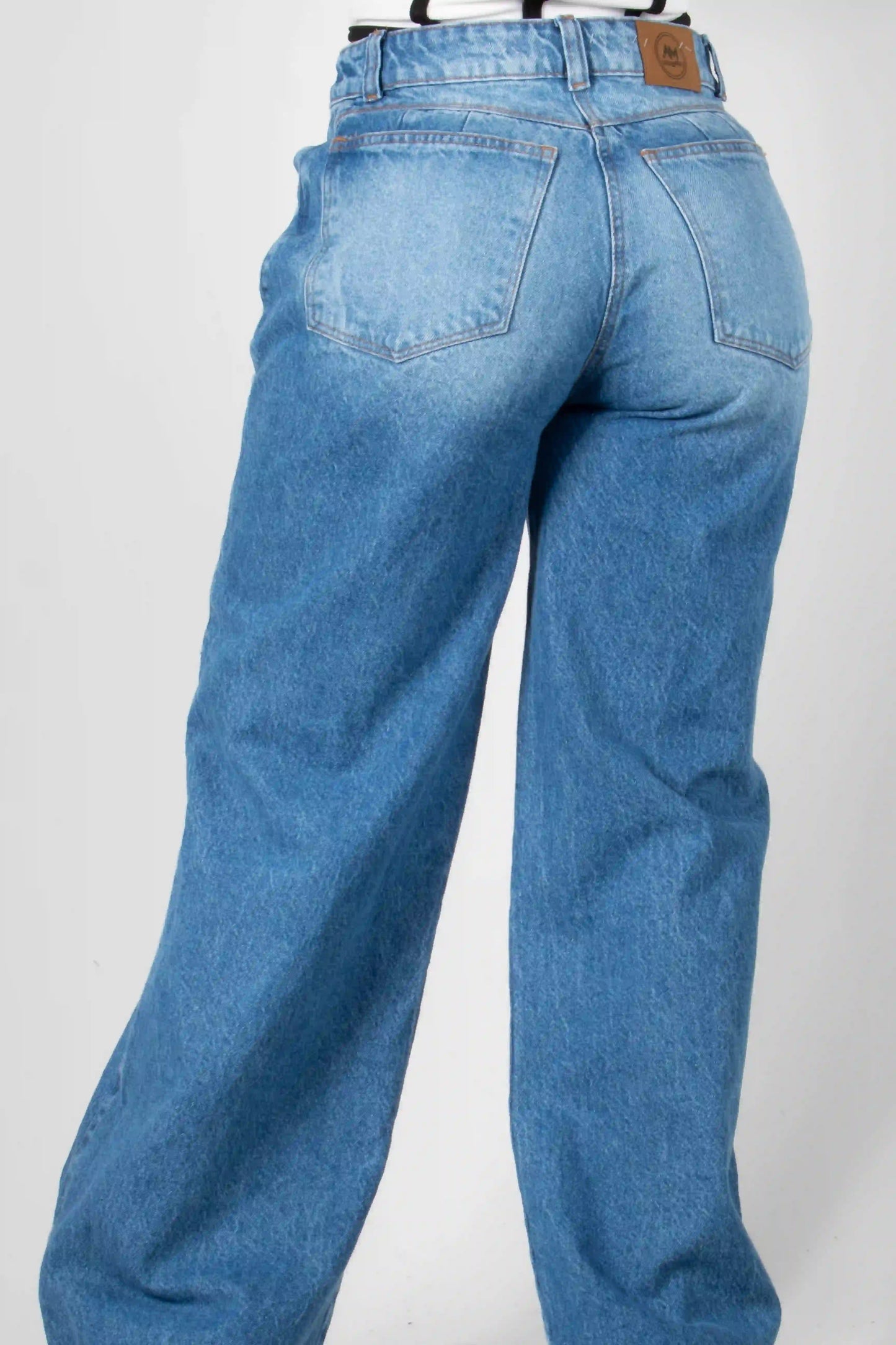 JEAN EN DENIM CON DESGASTES