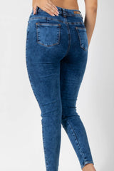 JEAN EN DENIM CON DESGASTES