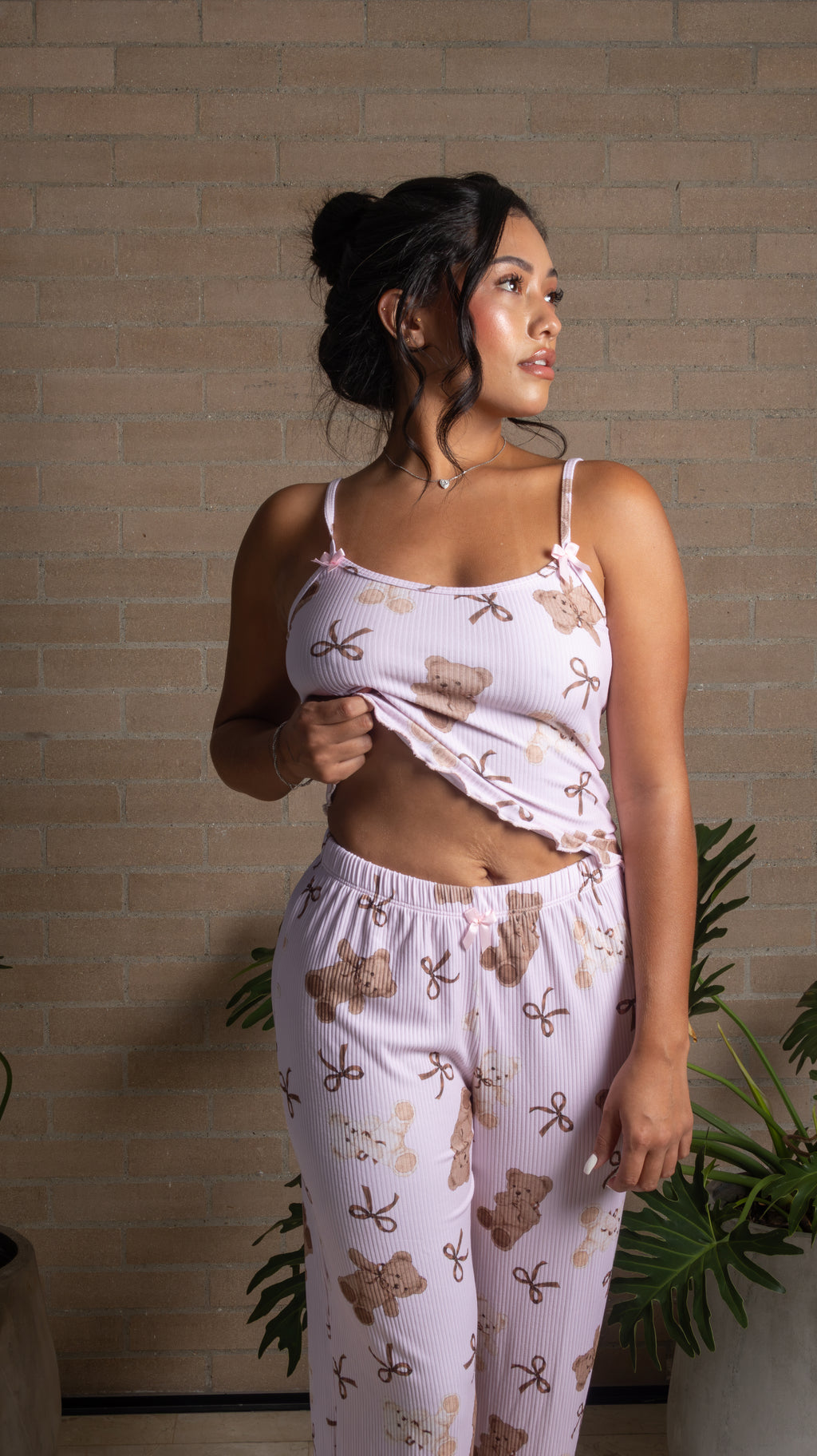 La Pijama Lacey combina comodidad, feminidad y un estilo dulce para tus momentos de descanso. Su diseño de dos piezas incluye un top de tirantes delgados con delicados detalles de lazos y acabado ondulado, acompañado de un pantalón de pierna amplia con pretina elástica. Su tejido de textura acanalada aporta un ajuste cómodo y una silueta favorecedora.

Disponible en diferentes estampados, es perfecta para dormir, relajarte en casa o disfrutar de tus momentos de descanso con un look adorable y moderno.