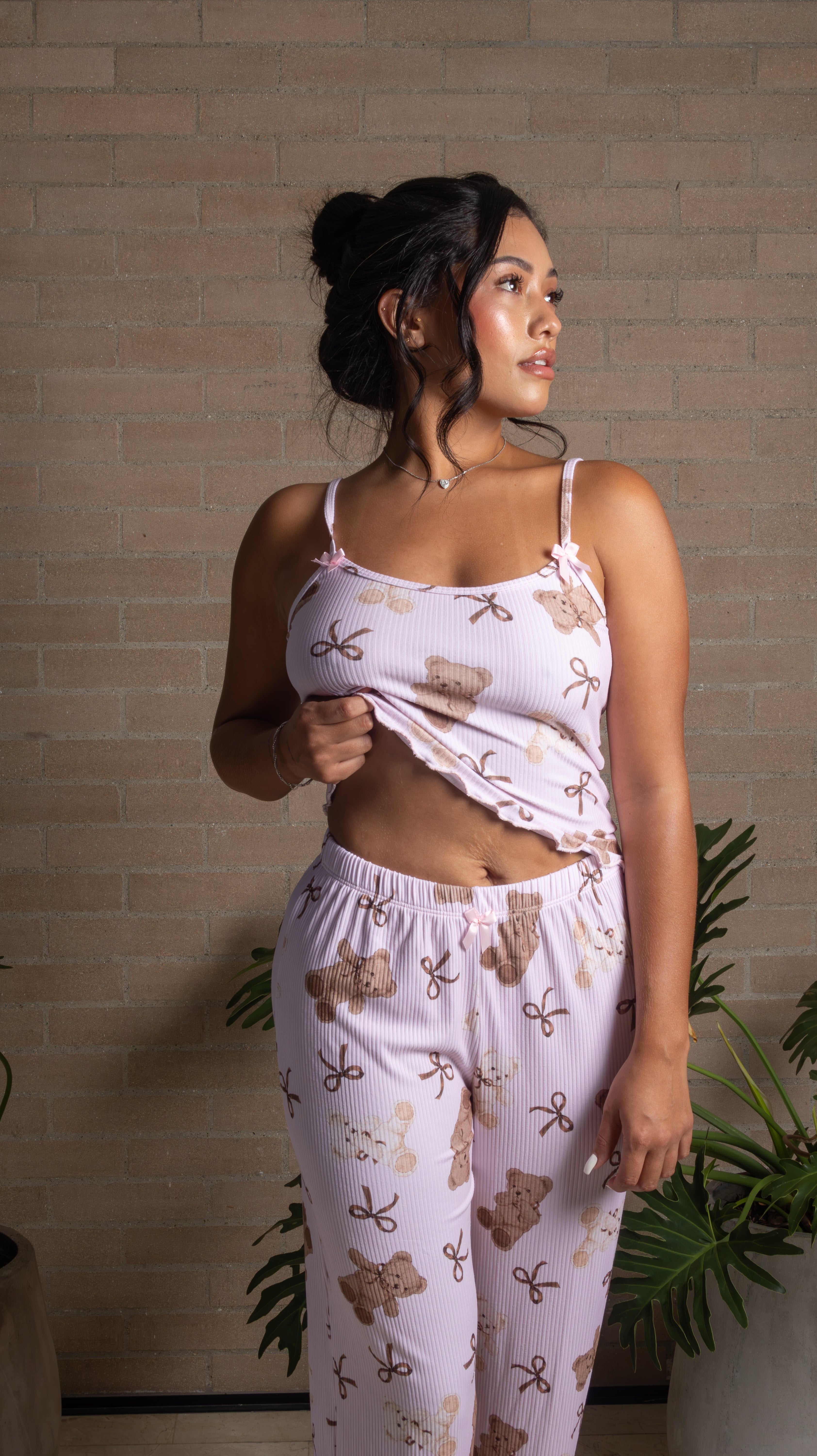 La Pijama Lacey combina comodidad, feminidad y un estilo dulce para tus momentos de descanso. Su diseño de dos piezas incluye un top de tirantes delgados con delicados detalles de lazos y acabado ondulado, acompañado de un pantalón de pierna amplia con pretina elástica. Su tejido de textura acanalada aporta un ajuste cómodo y una silueta favorecedora.

Disponible en diferentes estampados, es perfecta para dormir, relajarte en casa o disfrutar de tus momentos de descanso con un look adorable y moderno.