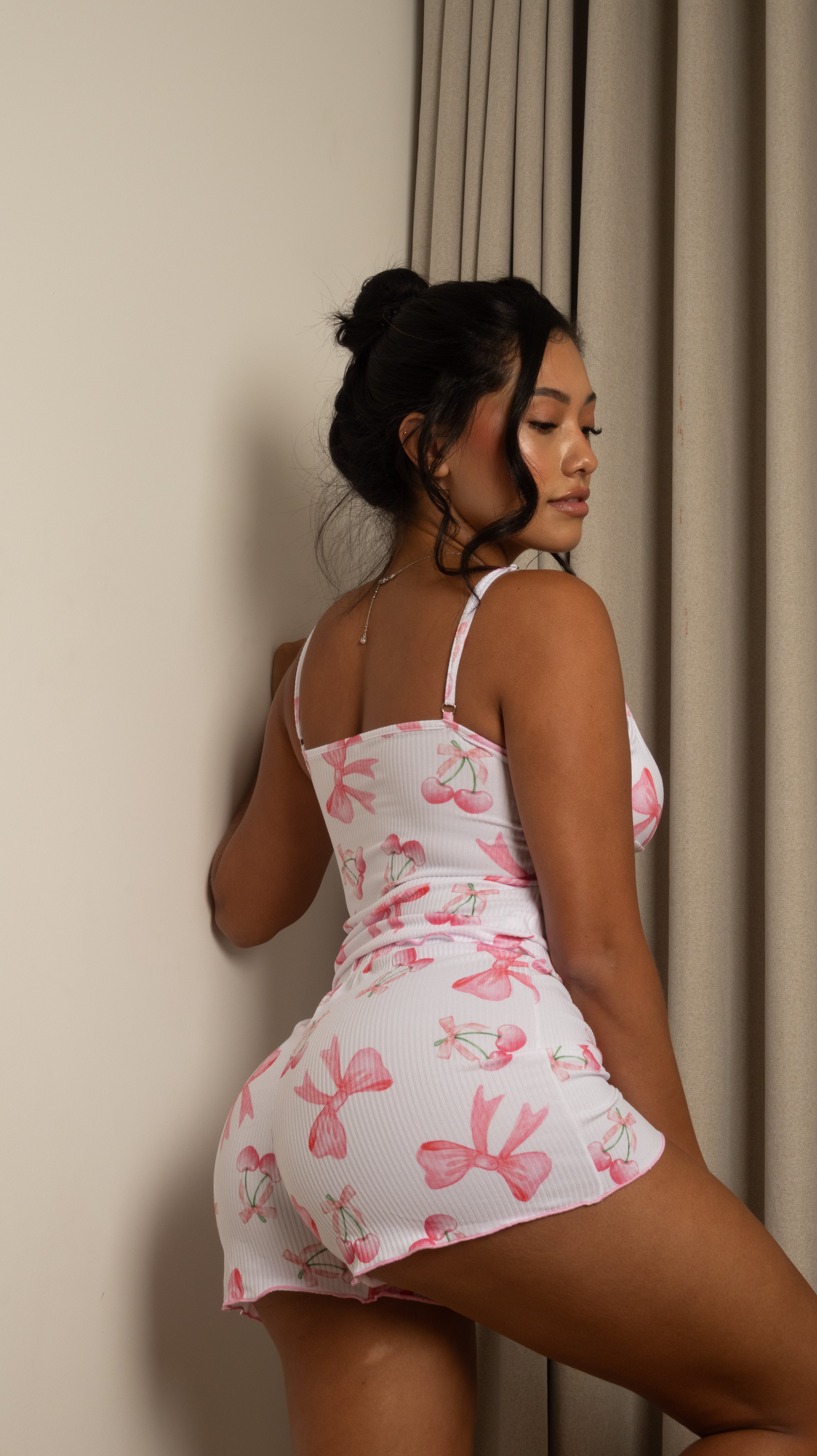 Pijama Monique es la combinación perfecta de ternura, comodidad y estilo femenino. Su diseño en rosa con textura acanalada, estampado de adorables conejitos y pequeños corazones crea un look encantador. El conjunto incluye top de tirantes con delicados detalles de lazo y short a juego, ideal para descansar con un toque coqueto.