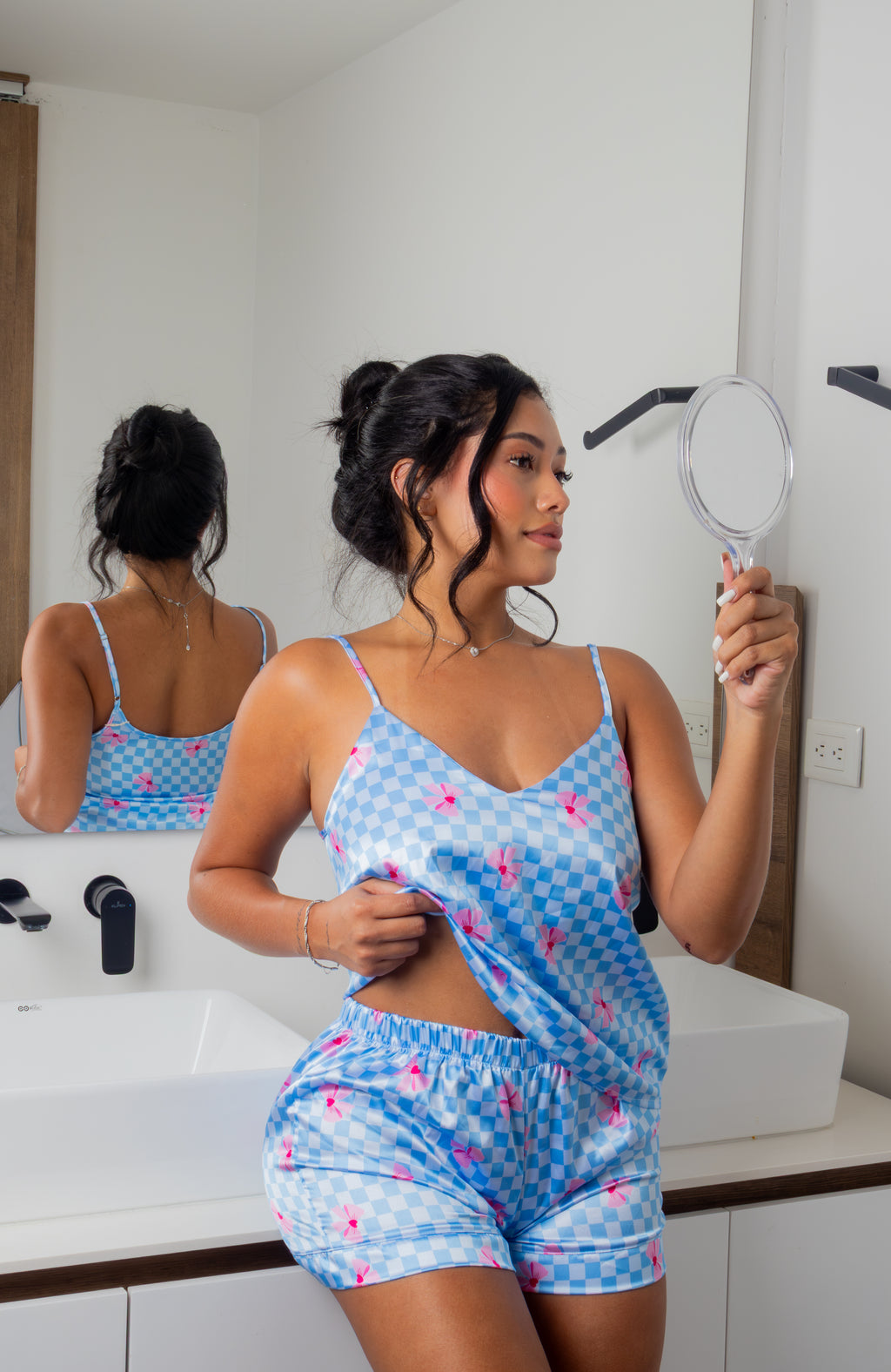 Descripción corta:
El Pijama Luella combina un diseño fresco, femenino y divertido con un estampado de cuadros vichy en azul y delicadas flores rosas. Su conjunto de camiseta de tirantes y short ofrece un look cómodo y ligero, ideal para dormir, descansar o disfrutar de tus momentos de relax en casa.
