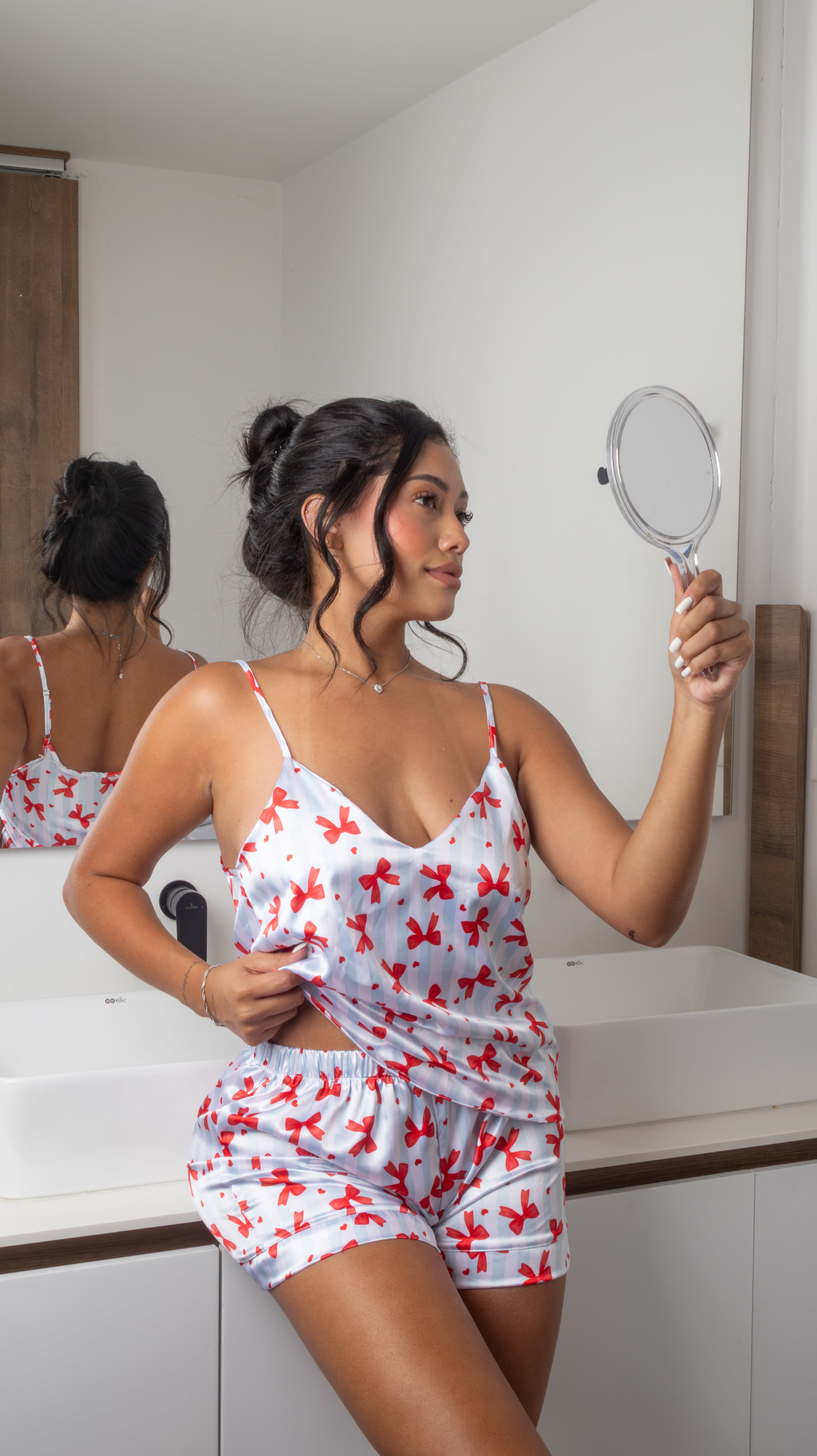 Descripción corta:
El Pijama Luella combina un diseño fresco, femenino y divertido con un estampado de cuadros vichy en azul y delicadas flores rosas. Su conjunto de camiseta de tirantes y short ofrece un look cómodo y ligero, ideal para dormir, descansar o disfrutar de tus momentos de relax en casa.