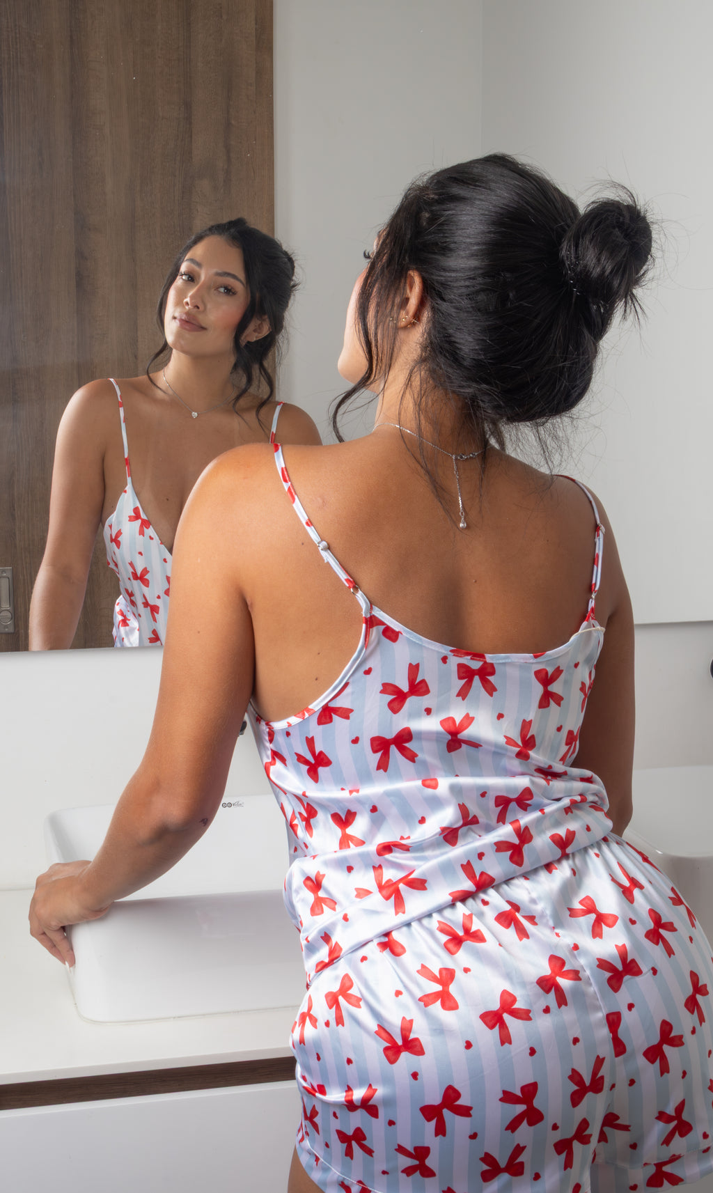 Descripción corta:
El Pijama Luella combina un diseño fresco, femenino y divertido con un estampado de cuadros vichy en azul y delicadas flores rosas. Su conjunto de camiseta de tirantes y short ofrece un look cómodo y ligero, ideal para dormir, descansar o disfrutar de tus momentos de relax en casa.