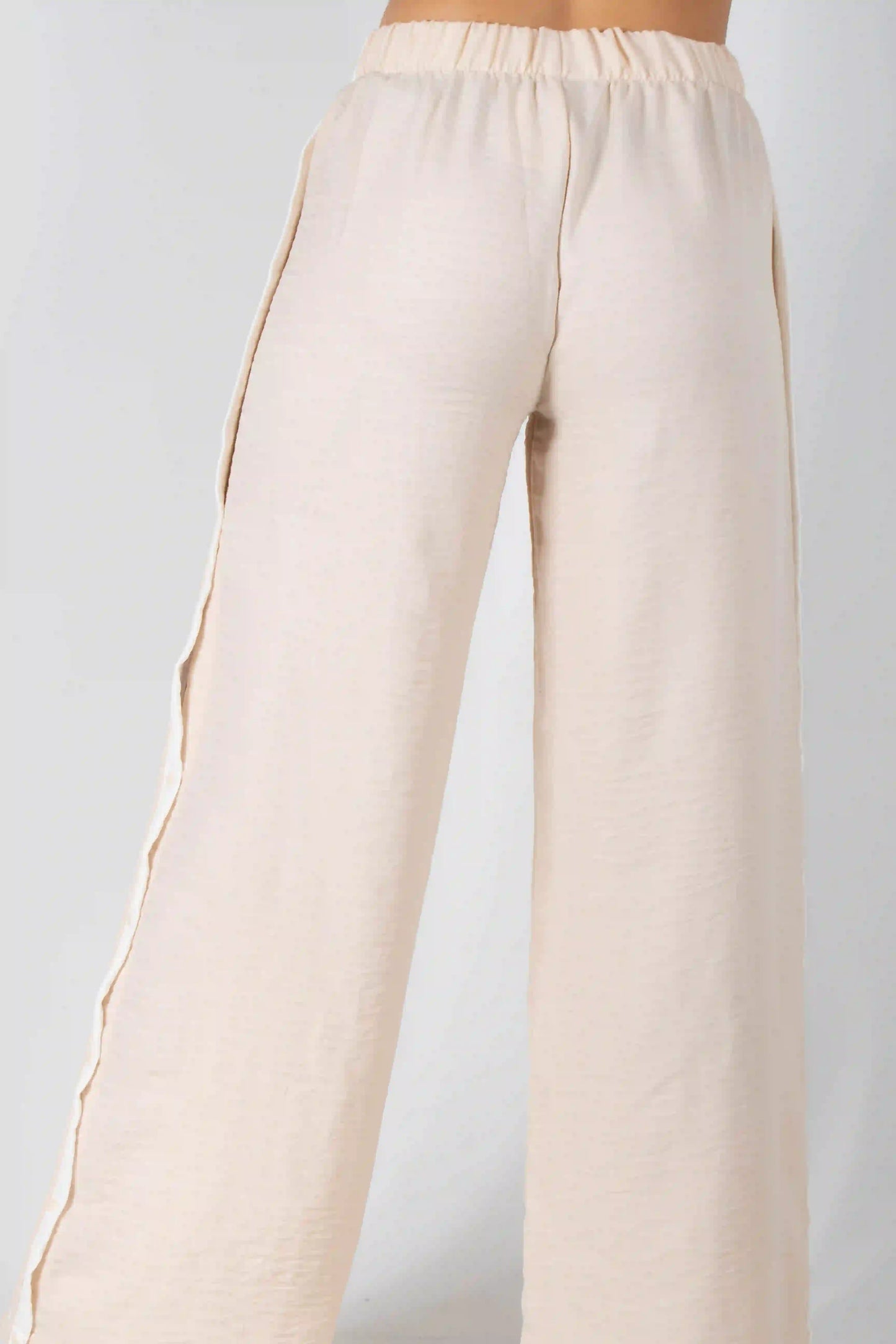 PANTALON CON ELONGACION EN CINTURA Y LINEAS DECORATIVAS
