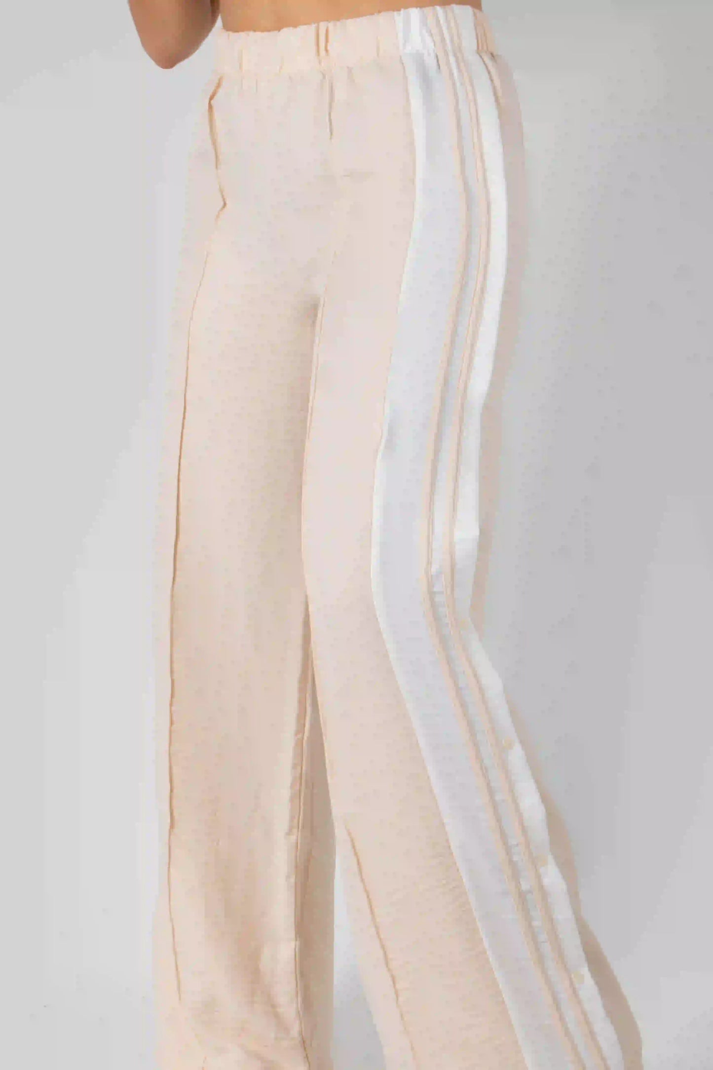 PANTALON CON ELONGACION EN CINTURA Y LINEAS DECORATIVAS